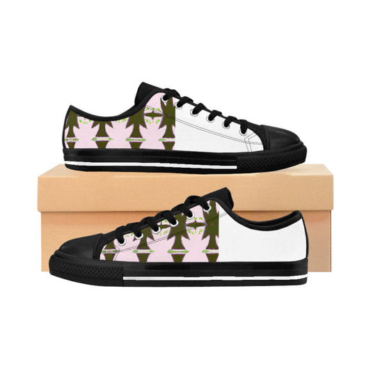 Armando Montalvo, a male shoe designer in 16th century Spain. He developed a unique style of combining luxurious materials such as leather, suede and velvet with intricate stitching and embroidery. He was renowned for his attention-low top